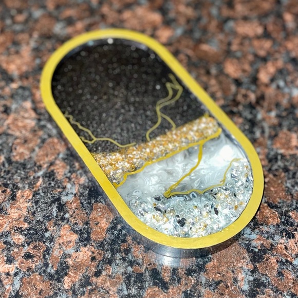 Gold Resin Tray – Handmade Vanity & Jewelry Dish - Picture 8 of 9